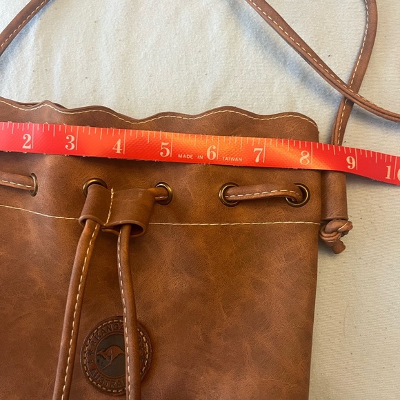 Elegant Tan Leather Crossbody Bag - Picture 5 of 7